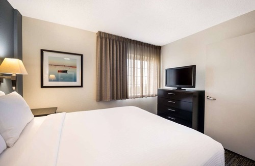 Morris Plains Hotel | 3 1BR Suites w/Kitchen & BBQ Area for Home-Like Comfort and Easy NYC Access