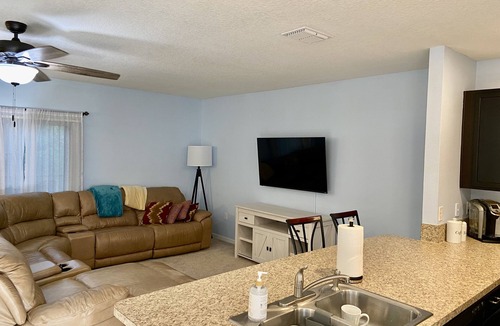 Holly Hill House | 3 bed 2.5 Bath townhome, close to Daytona speedway, beaches, sleeps 6, wifi, TV