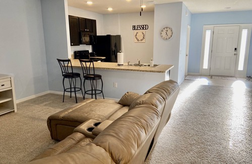 Holly Hill House | 3 bed 2.5 Bath townhome, close to Daytona speedway, beaches, sleeps 6, wifi, TV