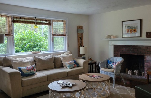 North Eastham House | 3-bedroom Cape Cod ranch just steps to private beach or Cooks Brook public beach