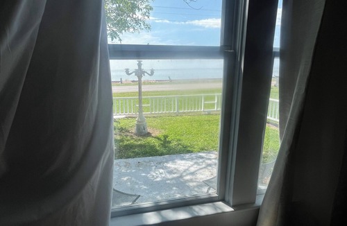 Long Mott House | 3-bedroom updated fishing cabin on the bay in Seadrift with WiFi & Central AC
