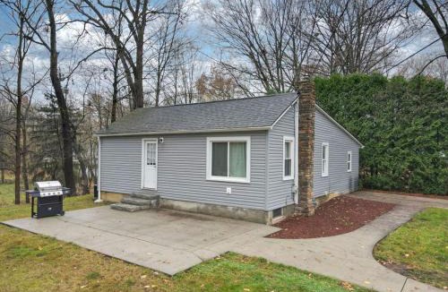 Cuyahoga Falls House | 3 BRM Quiet Retreat Near Blossom
