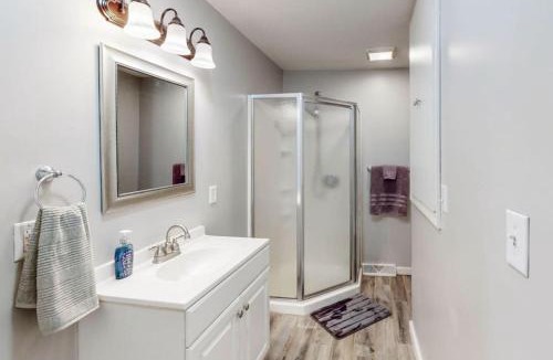 Cuyahoga Falls House | 3 BRM Quiet Retreat Near Blossom