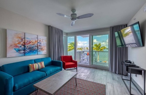Treasure Island Hotel | 3 Charming Suites Close to the Beach! Free Parking, Outdoor Pool Dock Nearby!