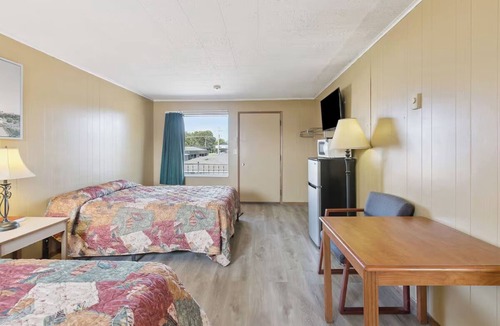 Shields Hotel | 3 Group-Friendly Rooms Near Local Restaurants | Free Onsite Parking