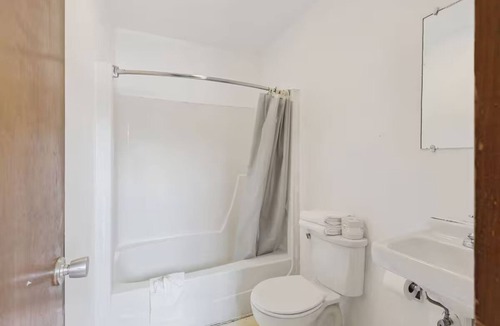 Shields Hotel | 3 Group-Friendly Rooms Near Local Restaurants | Free Onsite Parking
