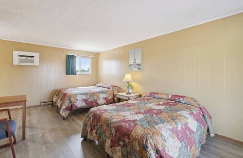 Shields Hotel | 3 Group-Friendly Rooms Near Local Restaurants | Free Onsite Parking