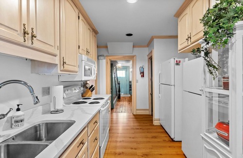 Butler House | 3 King Suites Private Baths Speakeasy Walk to Downtown Pet Friendly