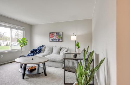 Hazel Park House | 3 Mi to Dtwn Royal Oak: Getaway w/Fenced Yard!