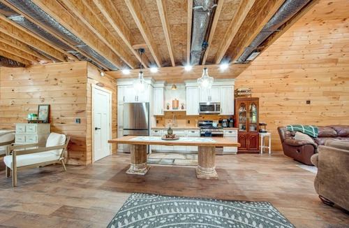 Hermitage House | 3 Mi to Shenango Lake! Dusk-to-Dawn Barndominium
