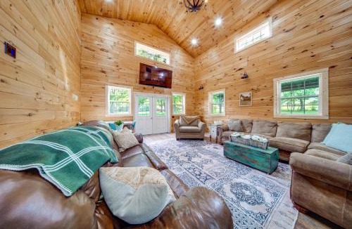 Hermitage House | 3 Mi to Shenango Lake! Dusk-to-Dawn Barndominium