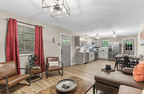 Warrington House | 3 miles from NAS * King and Queen Bed * Covered Patio * Luxury Bath * Open concept Living