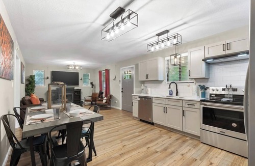 Warrington House | 3 miles from NAS * King and Queen Bed * Covered Patio * Luxury Bath * Open concept Living