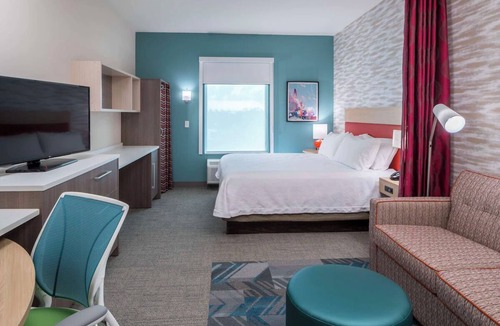 Port Canaveral Hotel | 3 Modern King Studios w/Kitchens, Pool Bar & Breakfast | Port Canaveral