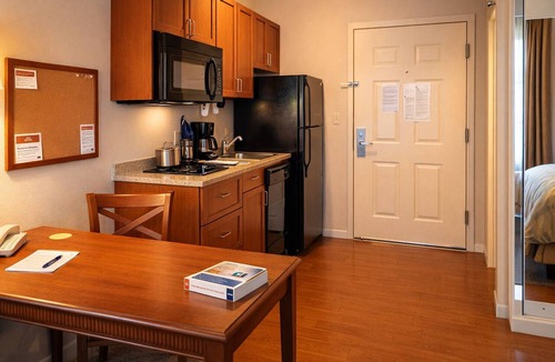 Hot Springs Hotel | 3 Pet-Friendly Studios Near Magic Springs and Oaklawn Entertainment Hub