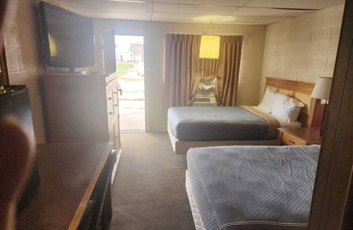 Quinter Hotel | 3 Relaxing Rooms with 2 Queen Beds Perfect for Pet Owners - Free Parking!