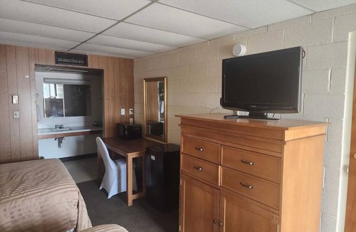 Quinter Hotel | 3 Relaxing Rooms with 2 Queen Beds Perfect for Pet Owners - Free Parking!