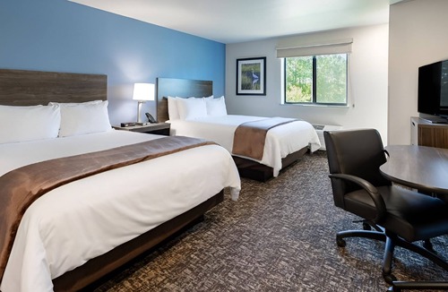 Ashwaubenon Hotel | 3 Rooms w/Kitchen Near Green Bay’s Top Attractions! Minutes from Resch Center!