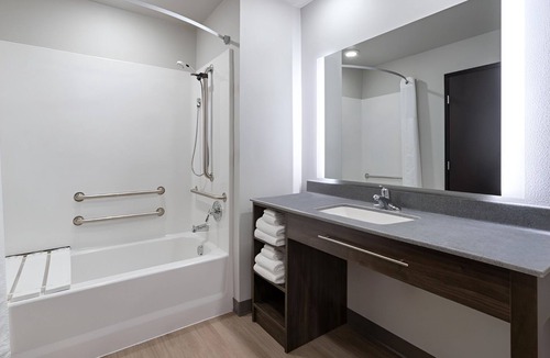 Ashwaubenon Hotel | 3 Rooms w/Kitchen Near Green Bay’s Top Attractions! Minutes from Resch Center!