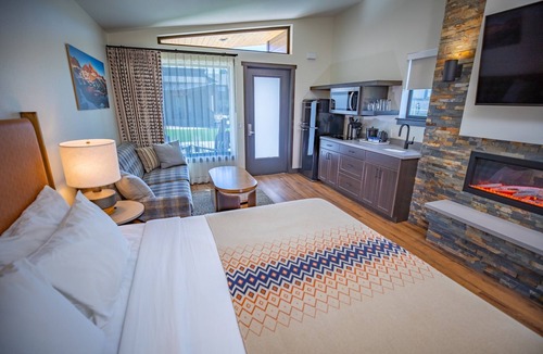 Mammoth Lakes Hotel | 3 Spacious Cabins Near Yosemite Tioga Pass, Local Dining & Scenic Trails!