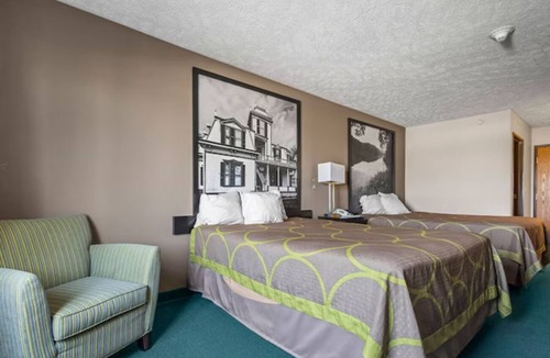 El Paso Hotel | 3 Units | El Paso Adventure Hub Near Peoria & Bloomington | Free Parking
