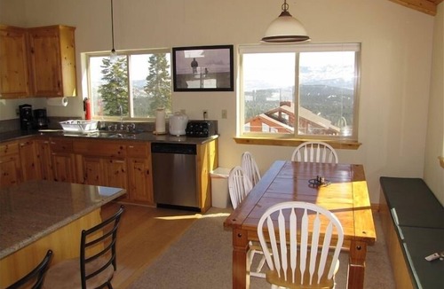 Truckee House | 3000sf 4BR+ Ski-in Ski-Out, Views, AC & free EV charging!