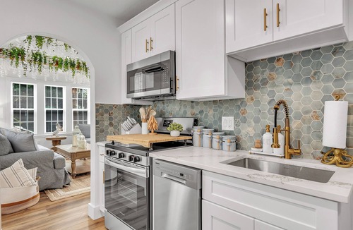 Pass-a-Grille Condo | ☀ 350ft From Beach Access🌴Walk to Restaurants🐬La Barra #101🍹Private Patio
