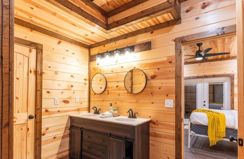 Golden Cabin | 3Bdr + Loft ON RIVER w/Entertainment for All and Pet Friendly