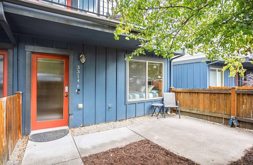 Mount Baker House | 3BR & 2.5BA centrally located home with AC, 2 Masters, 4 Smart TVs & fast Wifi