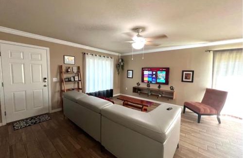 Winter Haven House | 3BR 2BA Modern Spacious Lake Home 4Miles LEGOLAND - 1724