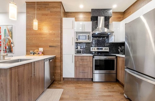 Latin Quarter Apartment | 3BR Apt DT/King Bed/Indoor Parking/AC
