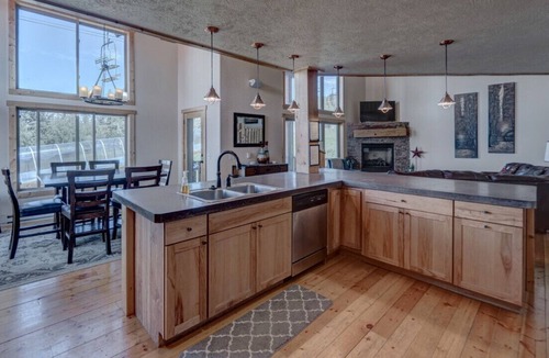 Lead Ski Chalet | 3BR Avalanche Chalet at Terry Peak w/ Hot Tub!