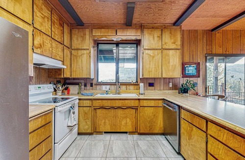 Graeagle House | 3BR Rustic Riverfront Home w/Wood Stove