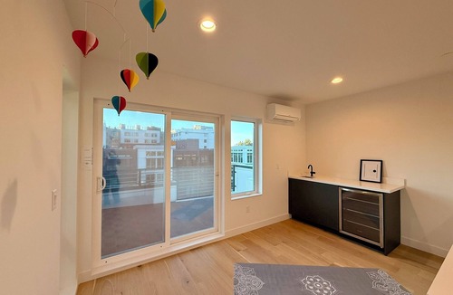 Broadway House | 3min Walk to Capitol Hill Station - Modern 3BR/3BA Townhome