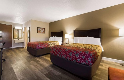 Perry Hotel | 4 Accommodations for Family & Group Stays in Perry | Free Parking & Breakfast
