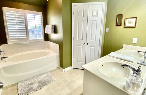 Temple House | 4 Bd | 8 PPL | King Bed | Fast Wi-fi | Pets Allowed | 5 Mins To Medical
