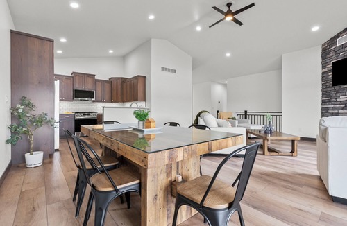 Summerset House | 4 bed, 3 Bath, Hot tub, Convenient location, Wi-fi