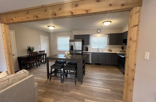 Eureka House | 4-Bedroom 2-Bath House Walking Distance to Eureka College