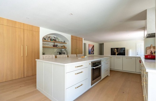 Clyde Hill House | 4 BR California Lux Living, Heated Pool, AC, Pet, 2 min to Bellevue, July 15-31%