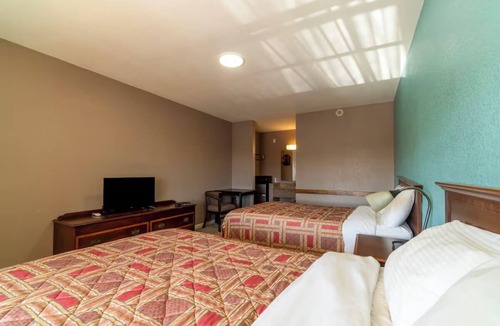Sweet Home Hotel | 4 Bright and Easy Access Rooms w/Free Parking - Yoakum City Park - 3.7 mi away