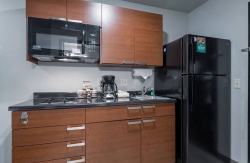 Cheyenne Hotel | 4 Clean Rooms Ideal for Family or Groups Travels - Your Relaxing Weekend Retreat