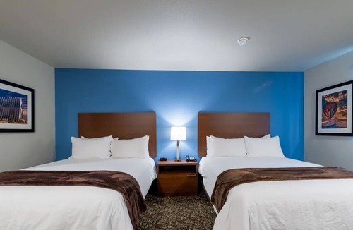 Cheyenne Hotel | 4 Clean Rooms Ideal for Family or Groups Travels - Your Relaxing Weekend Retreat