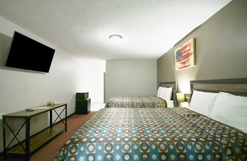 Glenwood Hotel | 4 Lodgings Queen Stay Near Mid-America Center | Free Parking