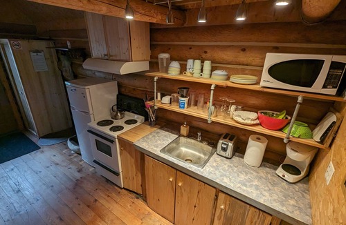 Riviere-Rouge Ski Chalet | 4 - Prunier : Chaleureux chalet en bois rond au bord de la belle Rivière Rouge