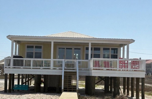 Dauphin Island House | 4BR/3BA with Private Beach, Pier/Boat Lift, Dog Friendly, Free Kayaks, Best WiFi