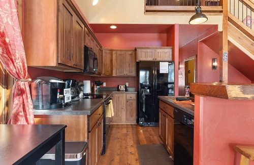 Lead Cabin | 4BR Cabin Hot Tub Arcade Trails Terry Peak