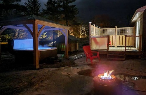 Honey Harbour Cottage | 4BR Honey Harbour Cottage w Hot Tub & Kayaks