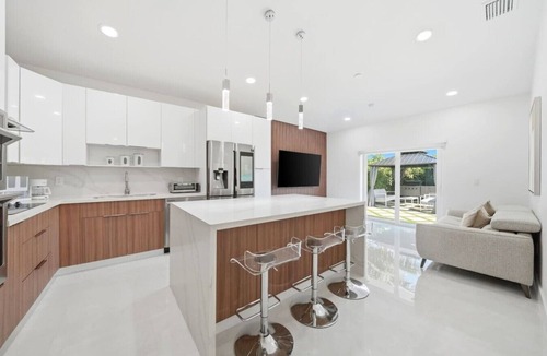 Miami Gardens House | 4BR Modern Home | Sleeps 14 | BBQ & Outdoor Space