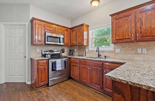 Shawnee House | 5 King Beds! Mins to Attractions, Great for Groups