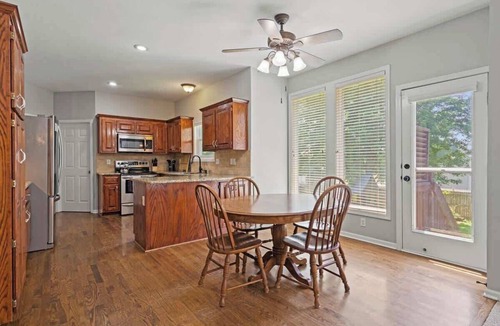 Shawnee House | 5 King Beds! Mins to Attractions, Great for Groups